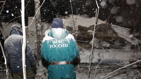 Сотрудники МЧС РФ на месте крушения самолета Ан-12 в Иркутской области