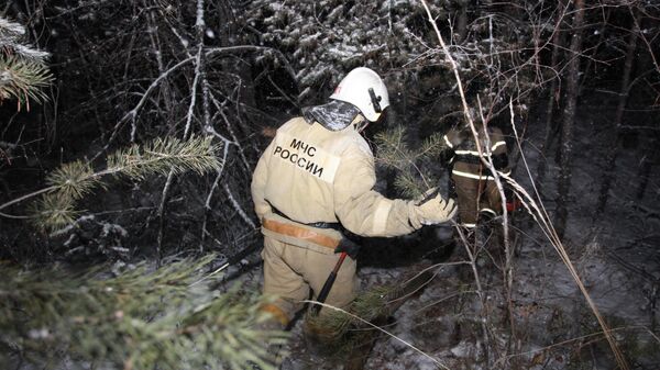 Сотрудники МЧС РФ пробираются к месту крушения самолета Ан-12 в Иркутской области