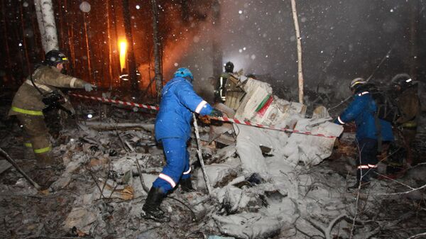 Сотрудники МЧС РФ работают на месте крушения самолета Ан-12 в Иркутской области