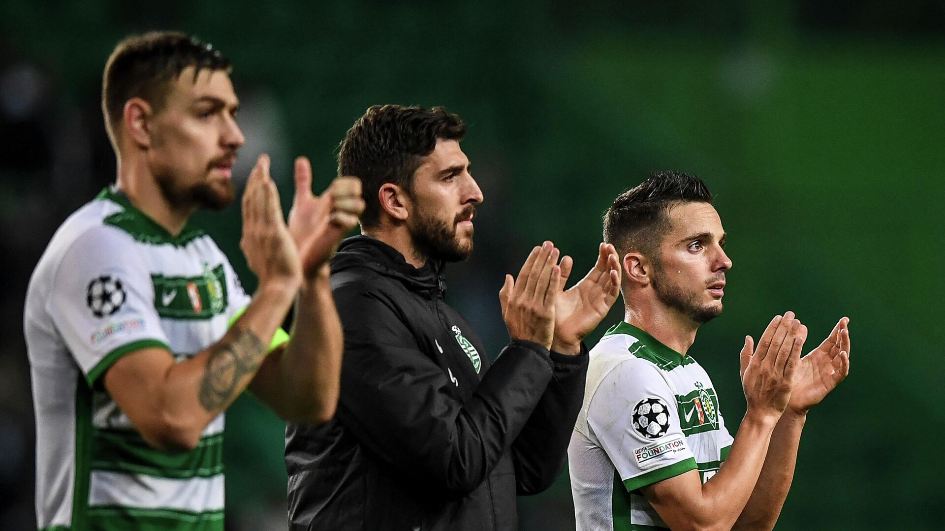 (From L) Sporting Lisbon's Uruguayan defender Sebastian Coates, Sporting's Portuguese forward Paulinho Dias Fernandes and Sporting Lisbon's Spanish forward Pablo Sarabia applaud supporters at the end of the UEFA Champions League first round group C football match between Sporting CP and Besiktas JK at the Jose Alvalade stadium in Lisbon on November 3, 2021. (Photo by PATRICIA DE MELO MOREIRA / AFP) - РИА Новости, 1920, 04.11.2021