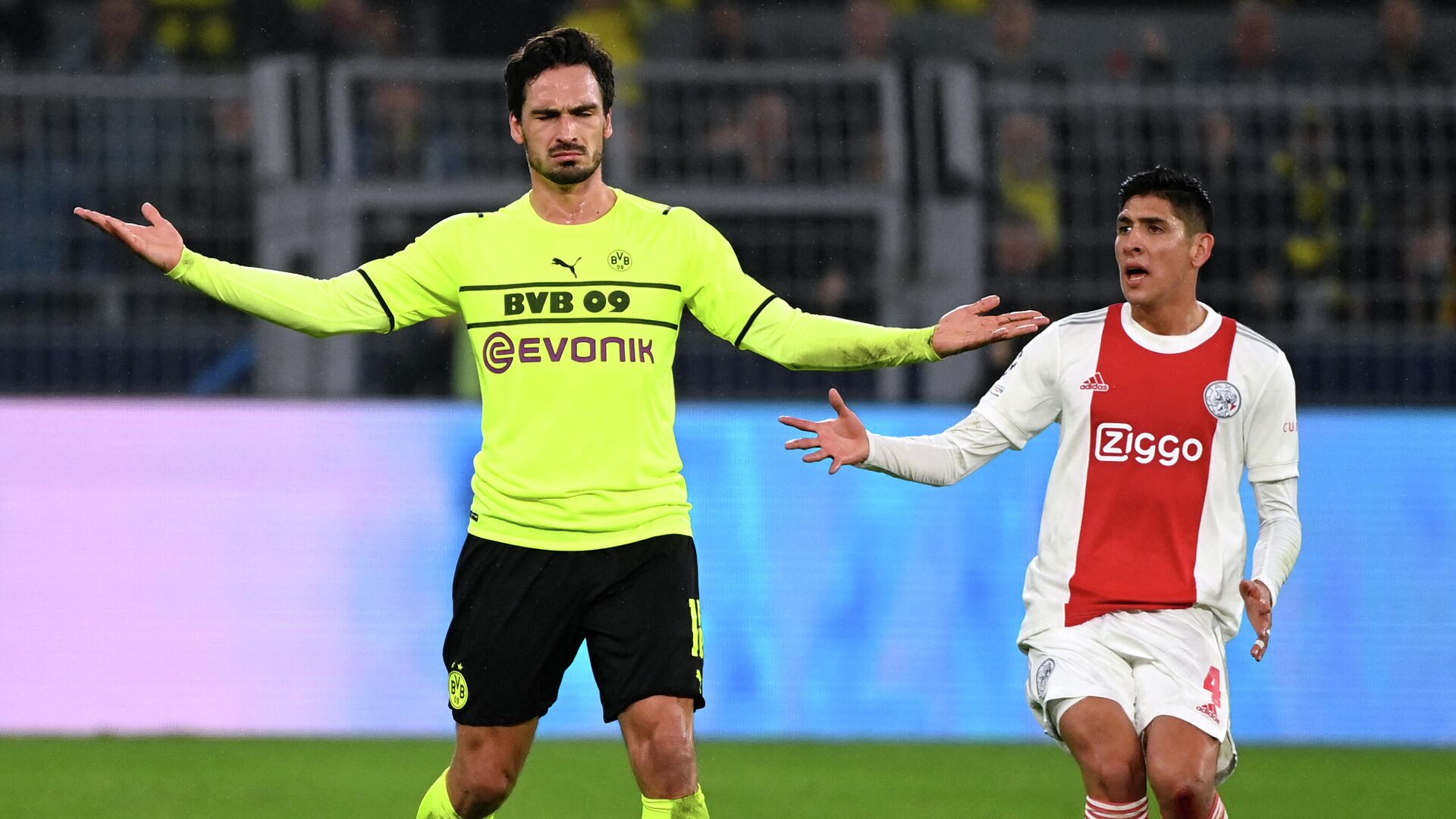 Dortmund's German defender Mats Hummels (L) reacts during the UEFA Champions League, Group C, football match BVB Borussia Dortmund V Ajax Amsterdam in Dortmund, western Germany on November 3, 2021 (Photo by Ina Fassbender / AFP) - РИА Новости, 1920, 04.11.2021