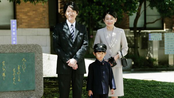 Наследный принц Японии Акисино с супругой принцессой Кико и сыном Хисахито