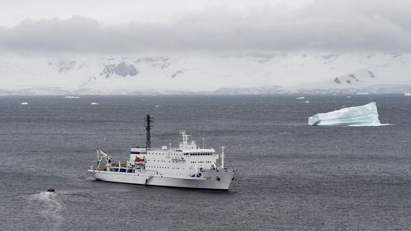 Океанографическое исследовательское судно Академик Иоффе в западной части Антарктического полуострова