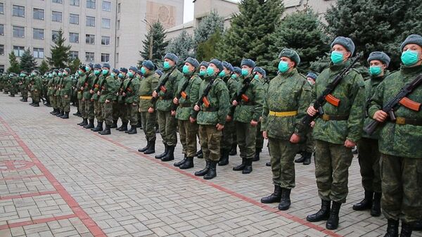 Призывники ЛНР принимают присягу на верность народу республики в Луганске