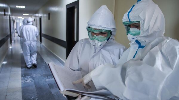 Медицинские работники в реанимационном отделении COVID-госпиталя