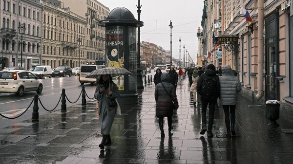 Прохожие на Невском проспекте в Санкт-Петербурге