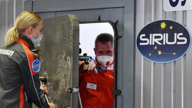 Член экипажа миссии SIRIUS-2021 инструктор Центра подготовки космонавтов Олег Блинов перед началом международного изоляционного эксперимента по имитации полета и высадке на Луну