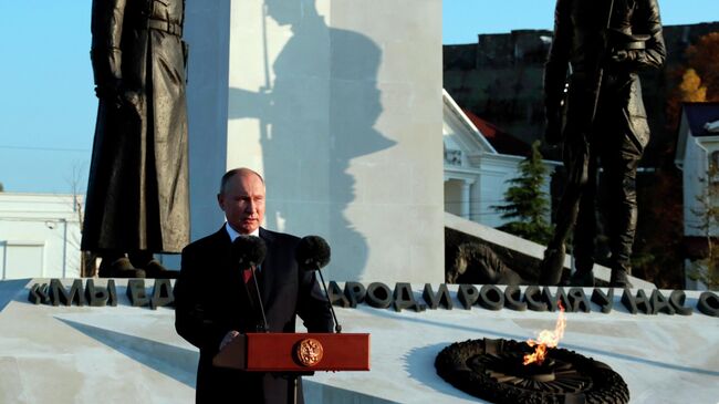 Президент РФ Владимир Путин выступает на церемонии возложения цветов к мемориальному комплексу в Севастополе, посвящённому окончанию Гражданской войны