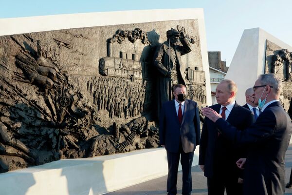 Президент РФ Владимир Путин в Севастополе на церемонии возложения цветов к мемориальному комплексу, посвящённому окончанию Гражданской войны