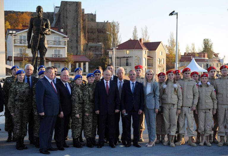 Президент РФ Владимир Путин в Севастополе во время фотографирования с участниками церемонии возложения цветов к мемориальному комплексу, посвящённому окончанию Гражданской войны