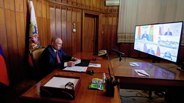  Президент РФ Владимир Путин принимает участие в режиме видеоконференции в заседании Высшего Государственного Совета Союзного государства