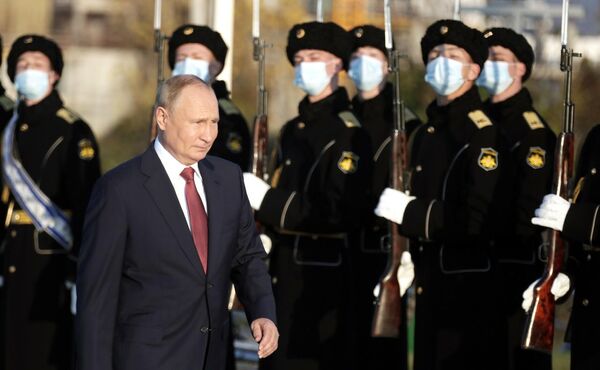 Президент РФ Владимир Путин на церемонии возложения цветов к мемориальному комплексу в Севастополе, посвящённому окончанию Гражданской войны