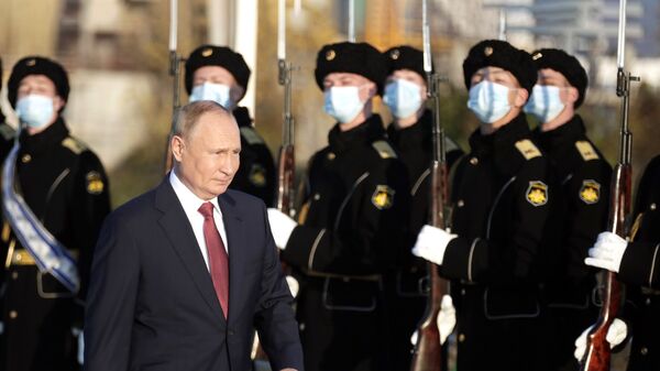 Президент РФ Владимир Путин на церемонии возложения цветов к мемориальному комплексу в Севастополе, посвящённому окончанию Гражданской войны