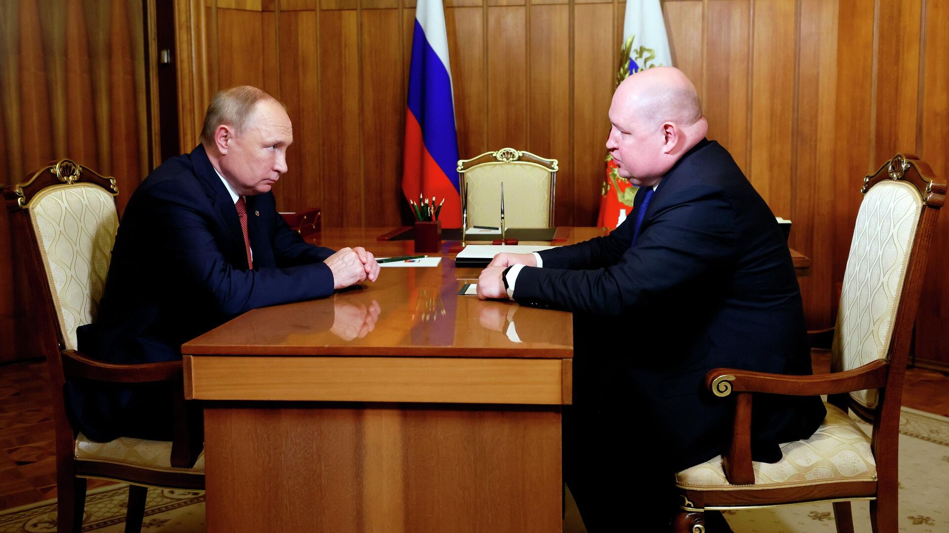 Президент РФ Владимир Путин и губернатор Севастополя Михаил Развожаев во время встречи - РИА Новости, 1920, 04.11.2021