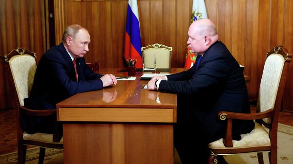 Президент РФ Владимир Путин и губернатор Севастополя Михаил Развожаев во время встречи
