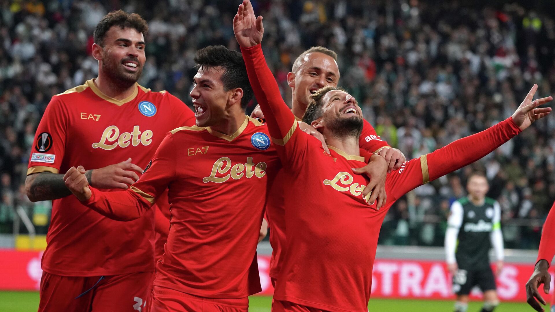 Napoli's Belgian forward Dries Mertens (R) celebrates with his team mates scoring the 1-2 during the UEFA Europa League Group C football match Legia Warsaw v Napoli in Warsaw on November 4, 2021. (Photo by JANEK SKARZYNSKI / AFP) - РИА Новости, 1920, 04.11.2021