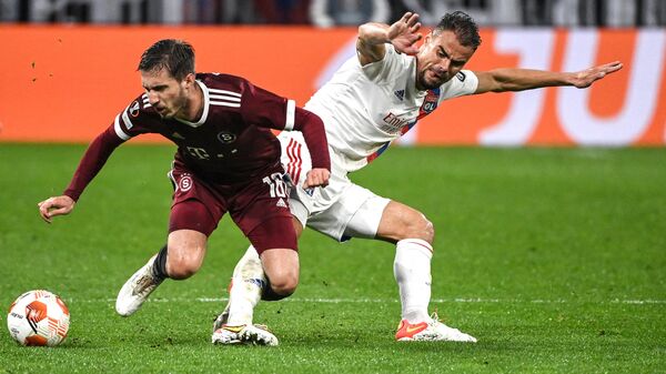 Lyon's French defender Damien Da Silva (R) fights for the ball with Sparta Praha's Czech Matej Pulkrab (L) during the UEFA Europa League group A football match between Olympique Lyonnais and AC Sparta Praha at the Groupama Stadium in Decines-Charpieu, central-eastern France near Lyon on November 4, 2021. (Photo by OLIVIER CHASSIGNOLE / AFP)