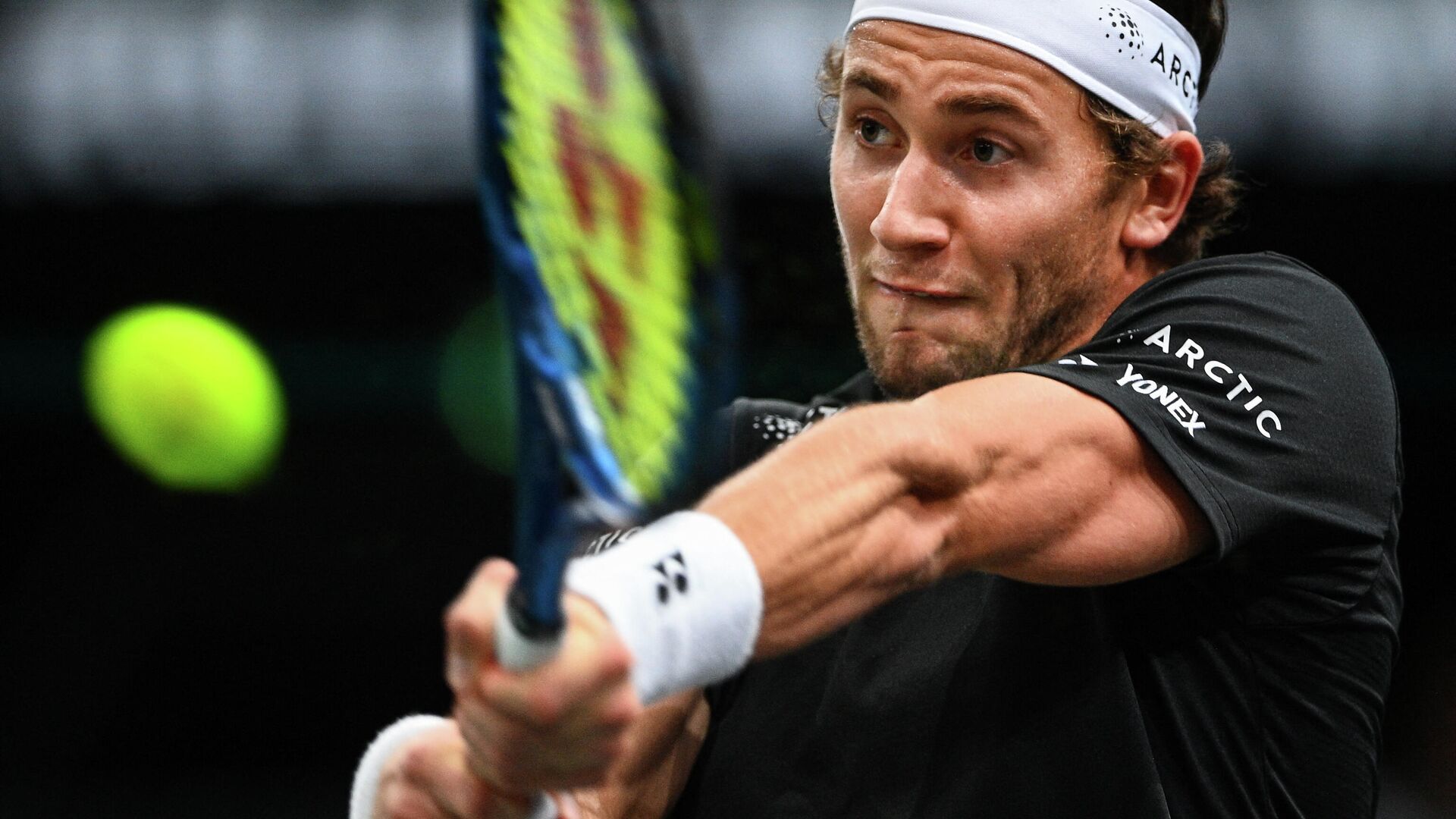 Denmark's Casper Ruud returns the ball to Kazakhstan's Alexander Bublik (not pictured) during their men's singles tennis match on day two of the ATP Paris Masters at The AccorHotels Arena in Paris on November 2, 2021. (Photo by Christophe ARCHAMBAULT / AFP) - РИА Новости, 1920, 04.11.2021