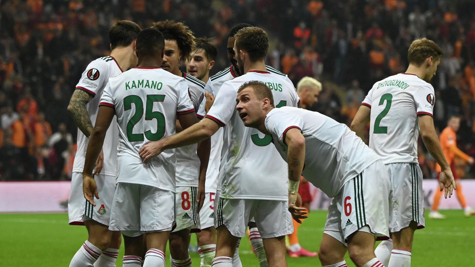 Lokomotiv Moscow's Guinean Francois Kamano (2ndL) celebrates with teammates after scoring during the UEFA Europa League Group E football match between Galatasaray and Lokomotiv Moscow at the Nef Ali Samiyen stadium, in Istanbul, on November 4, 2021. (Photo by Ozan KOSE / AFP) - РИА Новости, 1920, 04.11.2021