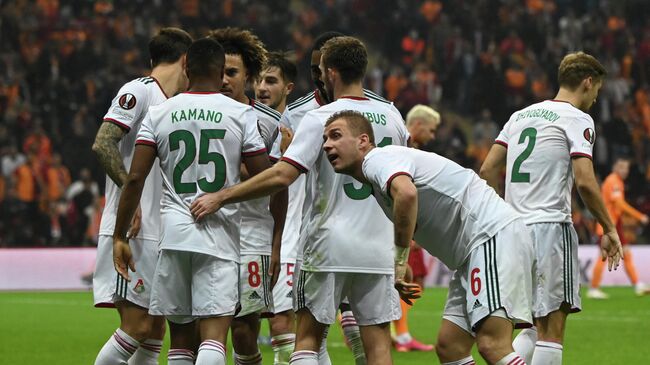 Lokomotiv Moscow's Guinean Francois Kamano (2ndL) celebrates with teammates after scoring during the UEFA Europa League Group E football match between Galatasaray and Lokomotiv Moscow at the Nef Ali Samiyen stadium, in Istanbul, on November 4, 2021. (Photo by Ozan KOSE / AFP)