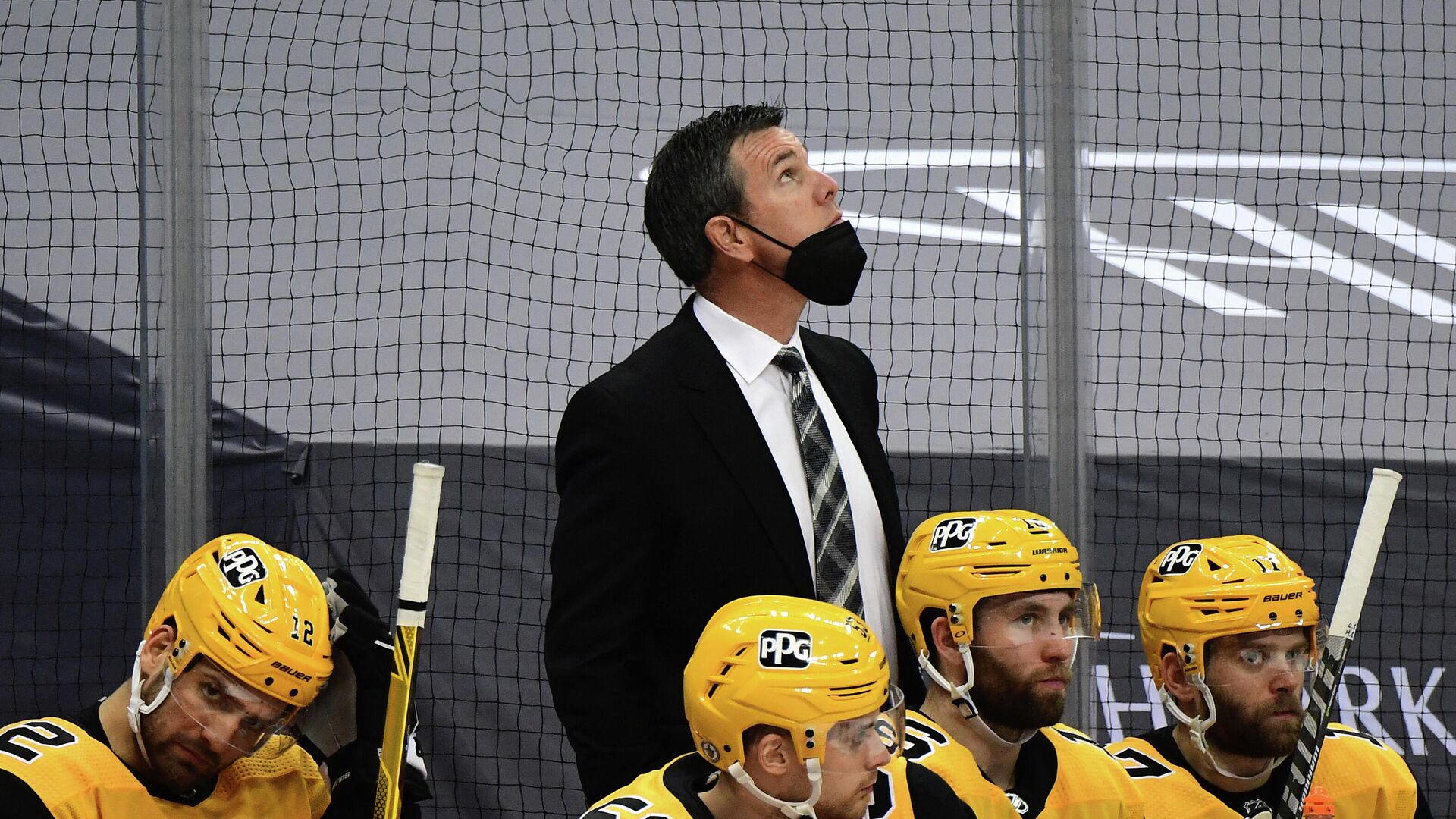 PITTSBURGH, PENNSYLVANIA - MAY 24: Head coach Mike Sullivan of the Pittsburgh Penguins looks on against the New York Islanders during the third period in Game Five of the First Round of the 2021 Stanley Cup Playoffs at PPG PAINTS Arena on May 24, 2021 in Pittsburgh, Pennsylvania.   Emilee Chinn/Getty Images/AFP (Photo by Emilee Chinn / GETTY IMAGES NORTH AMERICA / Getty Images via AFP) - РИА Новости, 1920, 04.11.2021