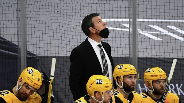 PITTSBURGH, PENNSYLVANIA - MAY 24: Head coach Mike Sullivan of the Pittsburgh Penguins looks on against the New York Islanders during the third period in Game Five of the First Round of the 2021 Stanley Cup Playoffs at PPG PAINTS Arena on May 24, 2021 in Pittsburgh, Pennsylvania.   Emilee Chinn/Getty Images/AFP (Photo by Emilee Chinn / GETTY IMAGES NORTH AMERICA / Getty Images via AFP)