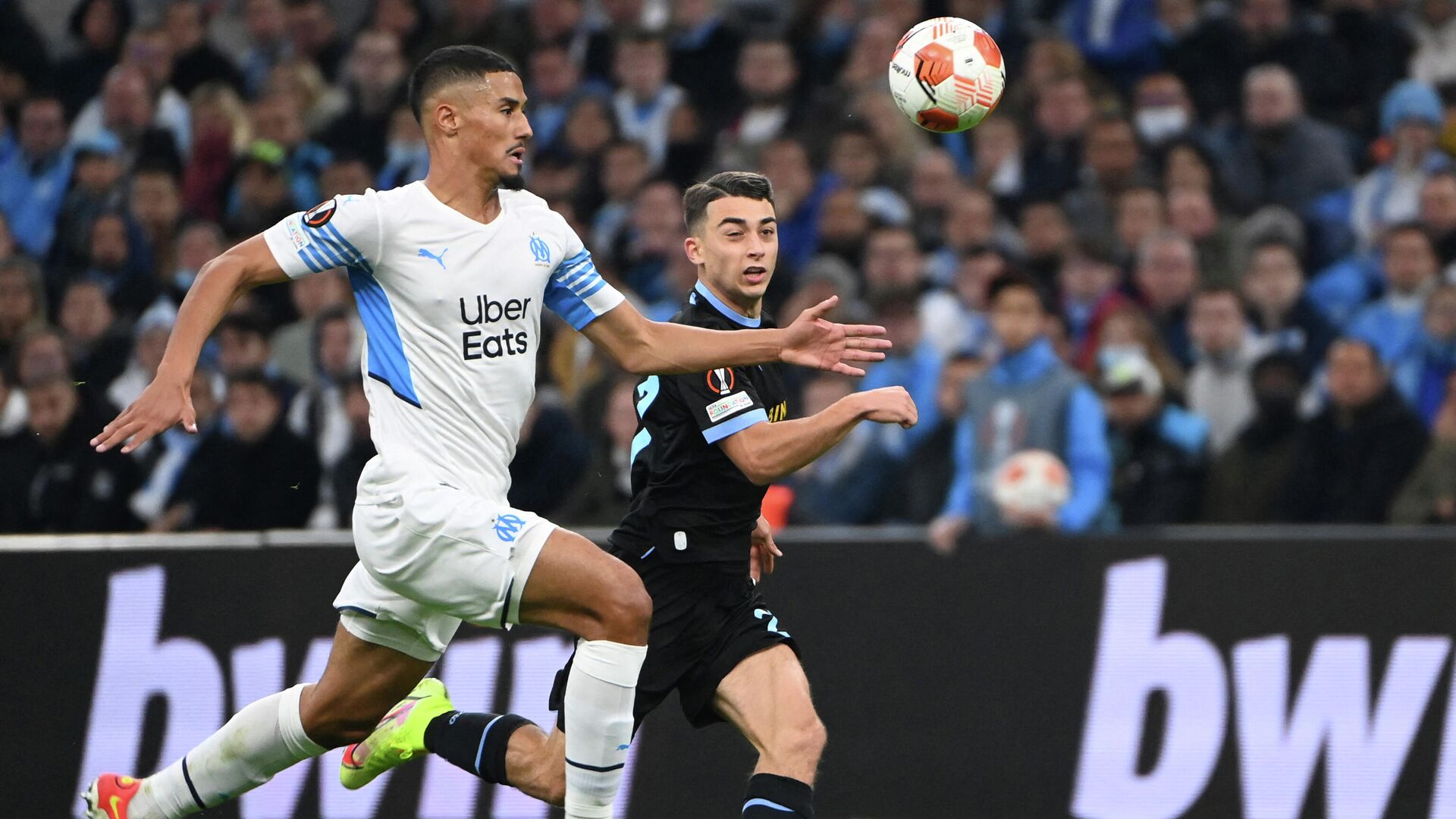 Marseille's French defender William Saliba (L) fights for the ball with Lazio's Italy's forward Ciro Immobile during the UEFA Europa League group E football match between Olympique de Marseille and Lazio Rome at the Velodrome Stadium in Marseille, southern France on November 4, 2021. (Photo by Christophe SIMON / AFP) - РИА Новости, 1920, 05.11.2021