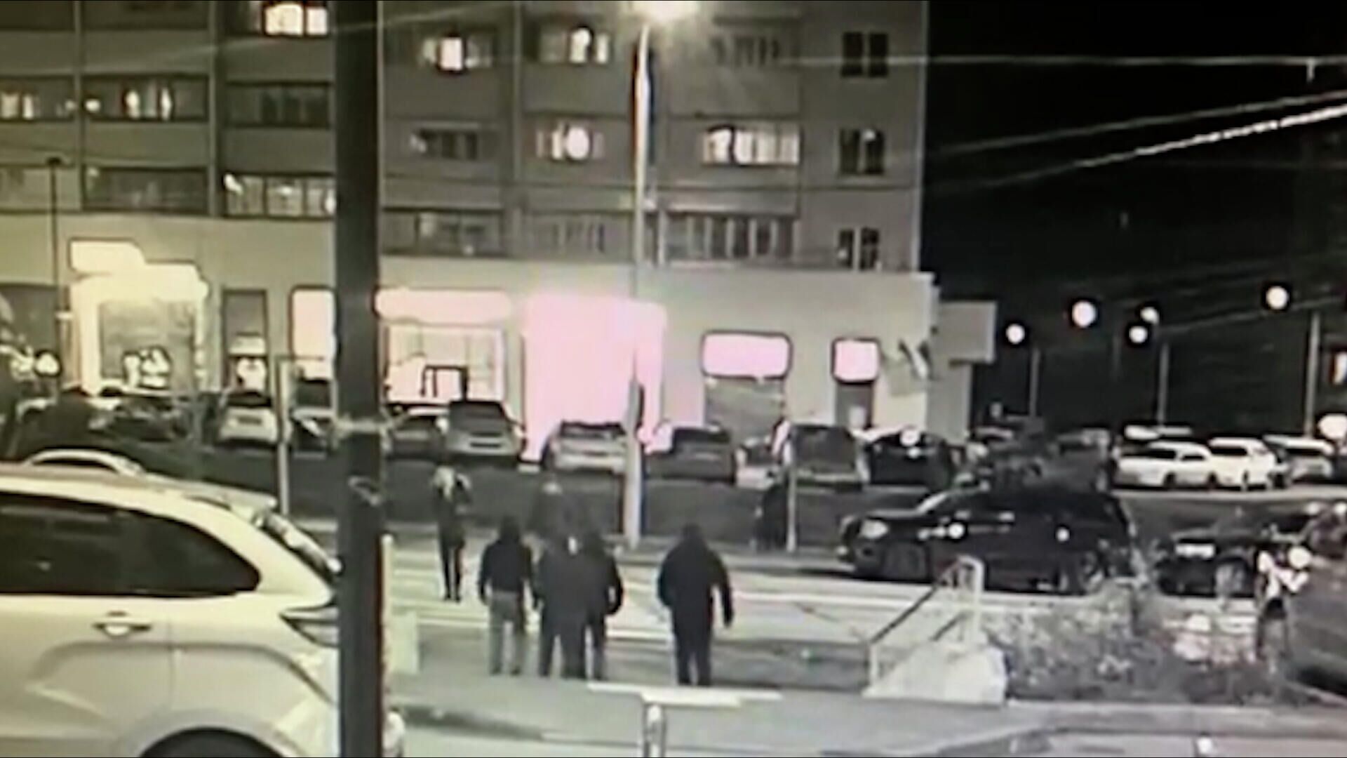 Нападение в конфликте. Нападение на мужчину с ребёнком в новой Москве. Нападение с камер наблюдения. Кавказцы избили мужчину. Кавказцы напали толпой.