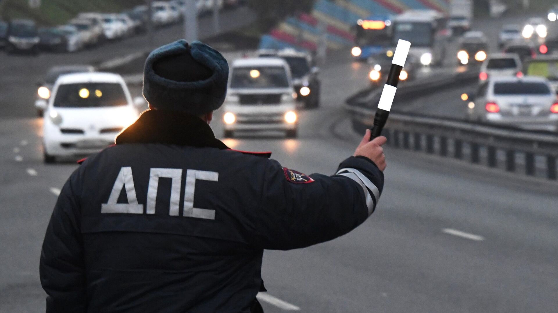 Сотрудник ДПС ГИБДД во время рейда Нетрезвый водитель во Владивостоке - РИА Новости, 1920, 02.01.2023