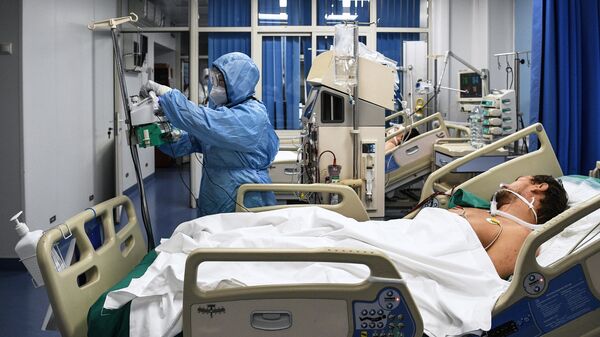 Медицинский работник и пациенты в отделении для больных коронавирусом 