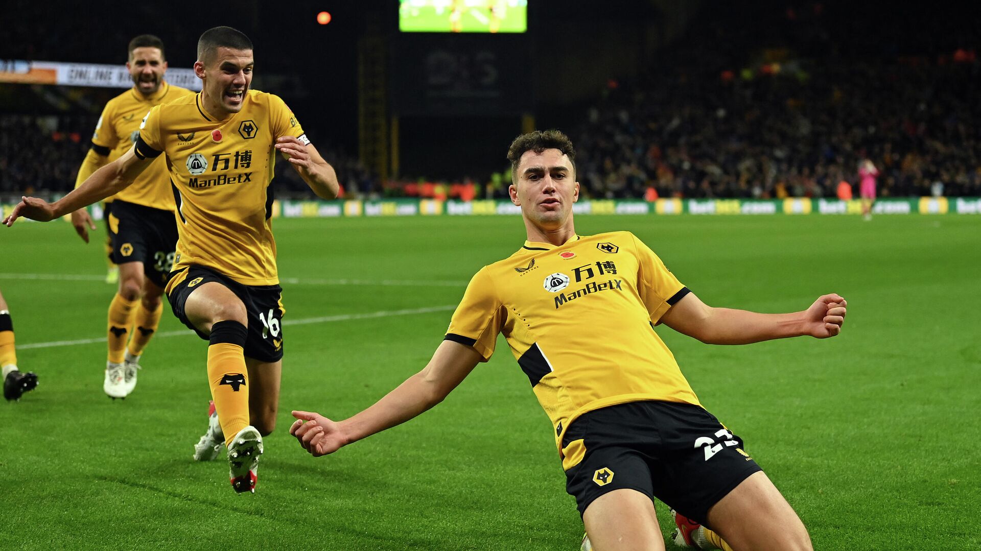 Wolverhampton Wanderers' English defender Max Kilman (R) celebrates after scoring the opening goal during the English Premier League football match between Wolverhampton Wanderers and Everton at the Molineux stadium in Wolverhampton, central England on November 1, 2021. (Photo by GLYN KIRK / AFP) / RESTRICTED TO EDITORIAL USE. No use with unauthorized audio, video, data, fixture lists, club/league logos or 'live' services. Online in-match use limited to 120 images. An additional 40 images may be used in extra time. No video emulation. Social media in-match use limited to 120 images. An additional 40 images may be used in extra time. No use in betting publications, games or single club/league/player publications. /  - РИА Новости, 1920, 05.11.2021
