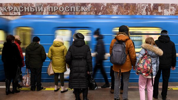 Пассажиры на станции метро Красный проспект в Новосибирске