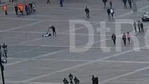 Мужчина на электросамокате сбил пожилую женщину на Манежной площади. Кадры Дептранса
