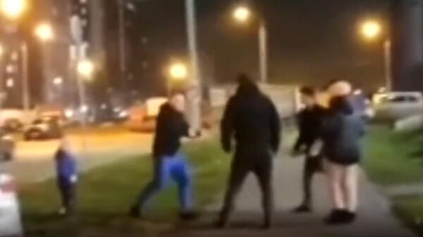 Кадр видео нападения на мужчину с ребенком в Новых Ватутинках