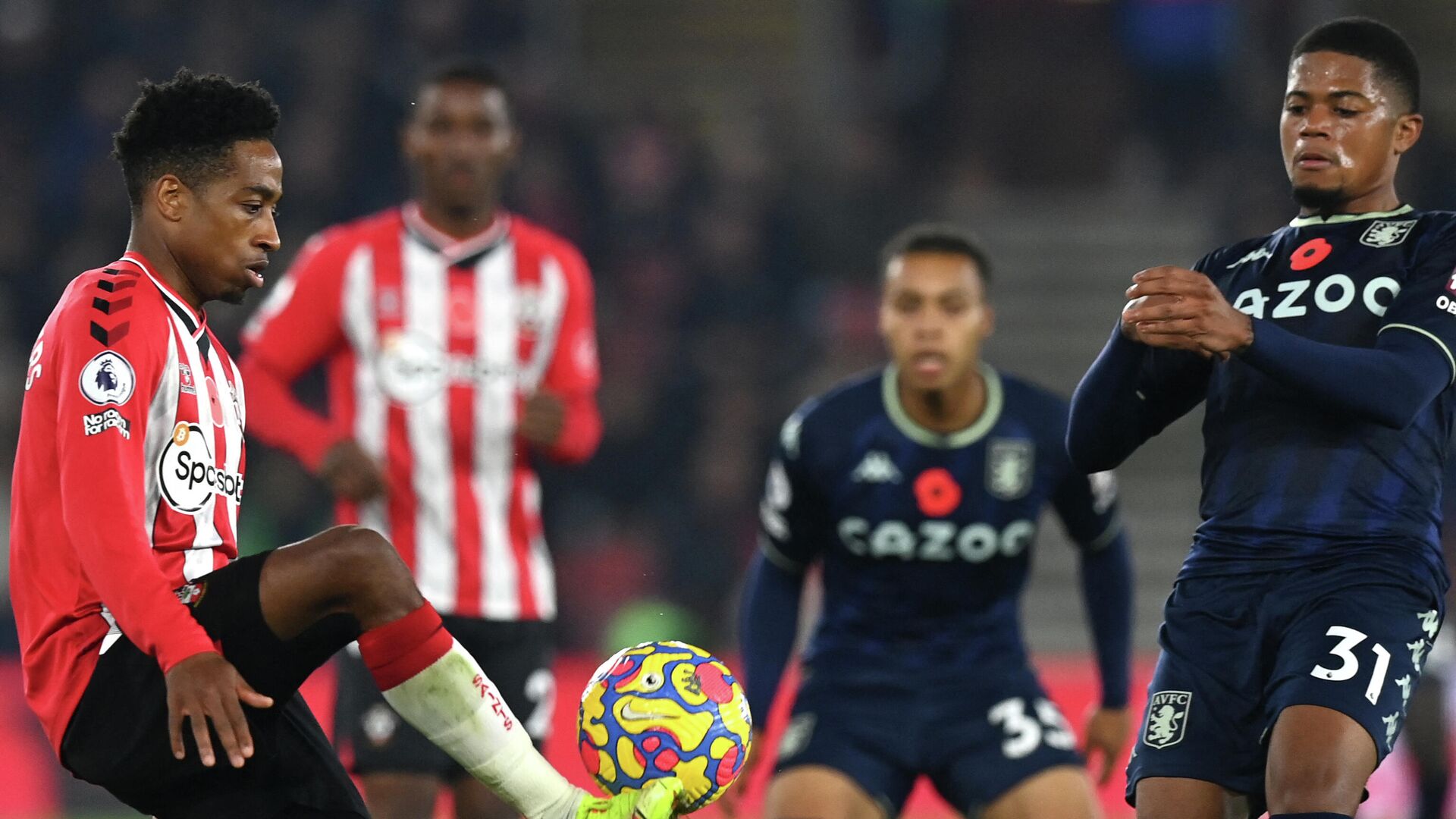 Southampton's English defender Kyle Walker-Peters (L) plays with the ball watched by Aston Villa's Jamaican striker Leon Bailey during the English Premier League football match between Southampton and Aston Villa at St Mary's Stadium in Southampton, southern England on November 5, 2021. (Photo by Glyn KIRK / AFP) / RESTRICTED TO EDITORIAL USE. No use with unauthorized audio, video, data, fixture lists, club/league logos or 'live' services. Online in-match use limited to 120 images. An additional 40 images may be used in extra time. No video emulation. Social media in-match use limited to 120 images. An additional 40 images may be used in extra time. No use in betting publications, games or single club/league/player publications. /  - РИА Новости, 1920, 06.11.2021