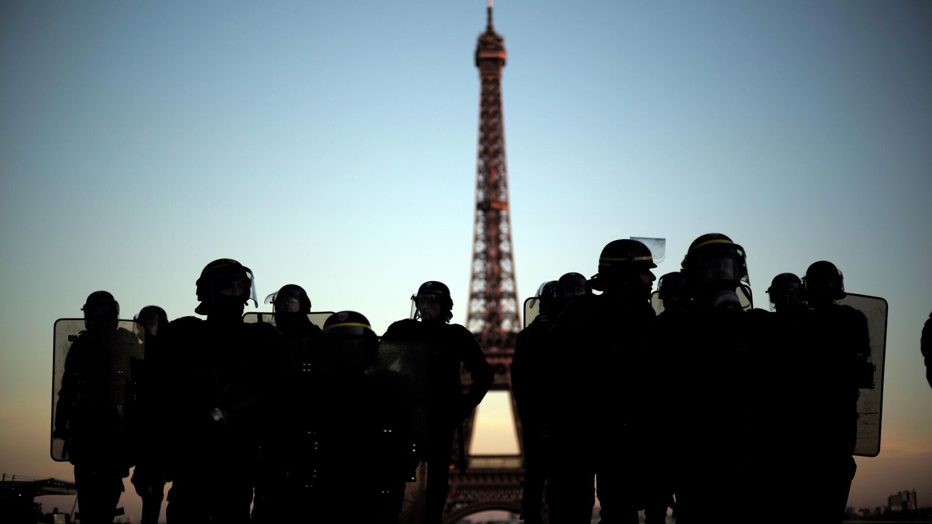 Сотрудники полиции Франции на площади Трокадеро в Париже - РИА Новости, 1920, 01.07.2024