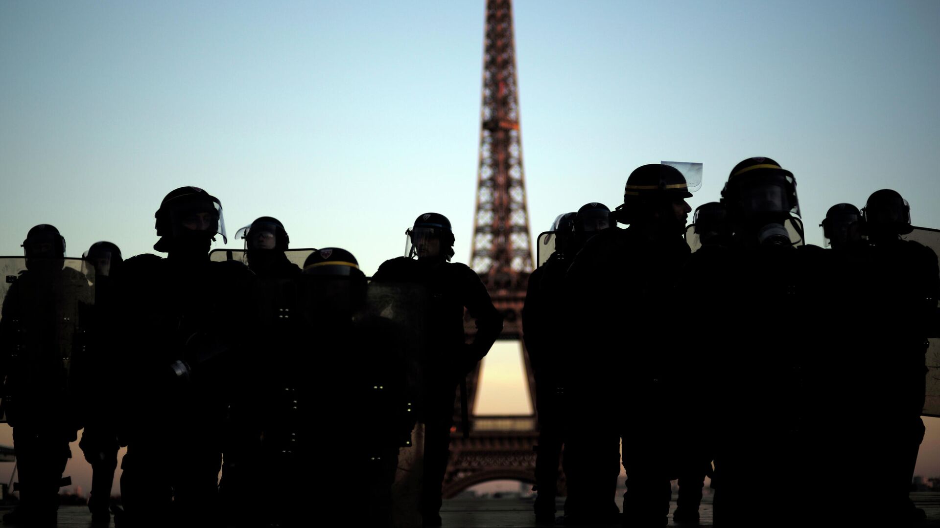 Сотрудники полиции Франции на площади Трокадеро в Париже - РИА Новости, 1920, 01.07.2024