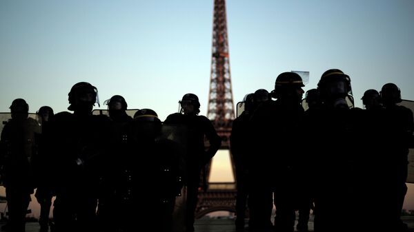 Сотрудники полиции Франции на площади Трокадеро в Париже