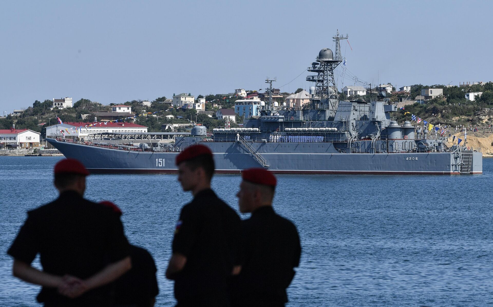 Большой десантный корабль Азов на военно-морском параде в честь Дня ВМФ в Севастополе - РИА Новости, 1920, 29.11.2024