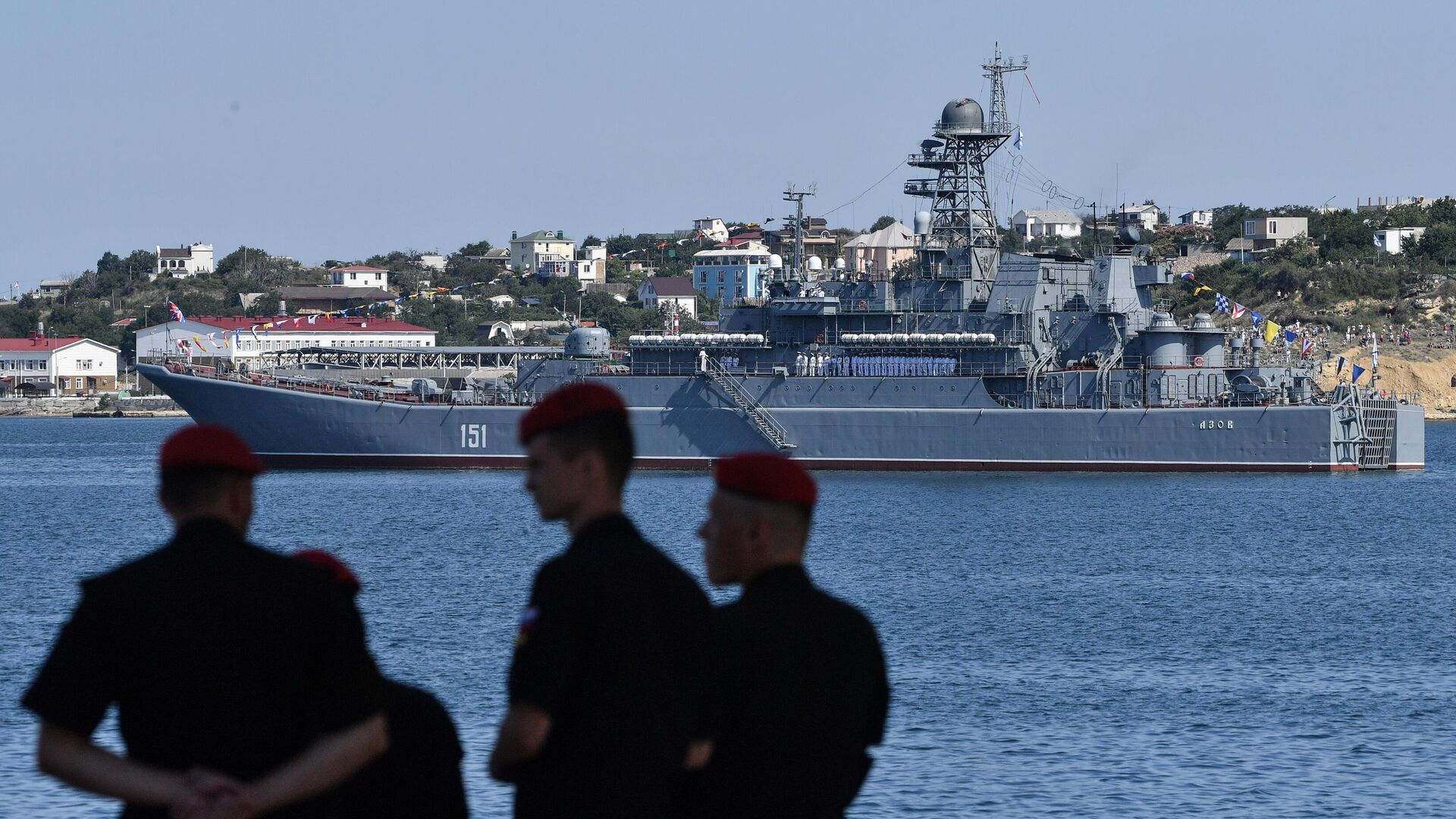 Большой десантный корабль Азов на военно-морском параде в честь Дня ВМФ в Севастополе - РИА Новости, 1920, 12.11.2021