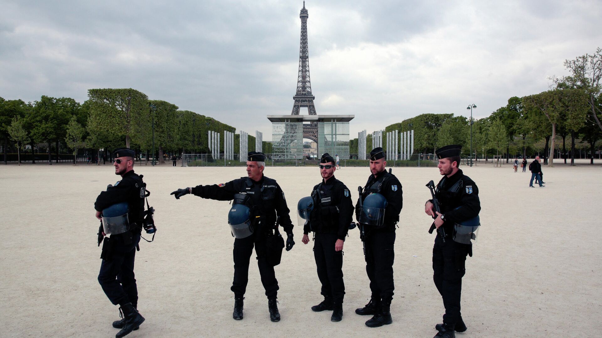 Сотрудники полиции Франции на фоне Эйфелевой башни в Париже - РИА Новости, 1920, 06.11.2021