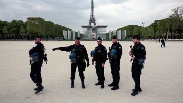 Сотрудники полиции Франции на фоне Эйфелевой башни в Париже