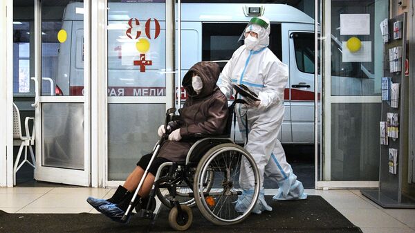 Медицинский работник и пациент в приемном отделении для больных с коронавирусом