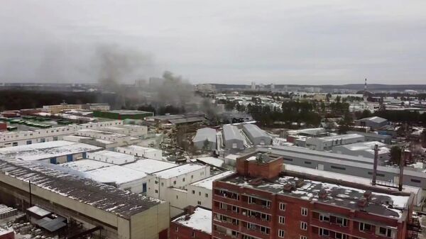 Кадры пожара на месте взрыва на промплощадке с покрышками в Екатеринбурге