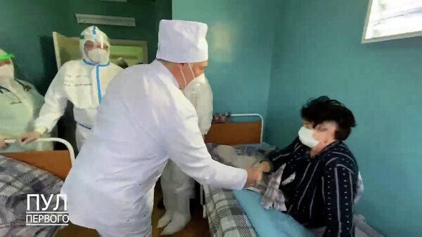 Выздоравливайте! Лукашенко навестил пациентов в красной зоне в Орше