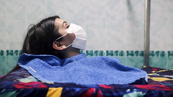 Девушка принимает пароуглекислую ванну в рамках программы реабилитации после перенесенного заболевания новой коронавирусной инфекцией COVID-19 в санатории Здоровье в Железноводске