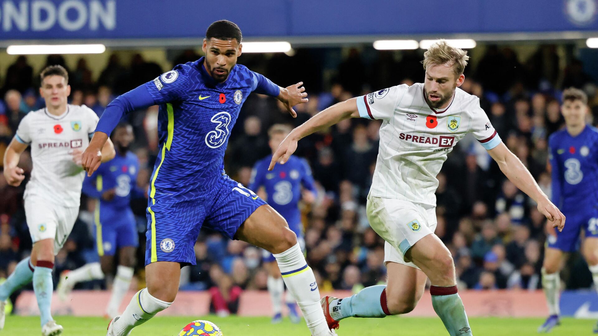 Chelsea's English midfielder Ruben Loftus-Cheek (L) vies with Burnley's English defender Charlie Taylor during the English Premier League football match between Chelsea and Burnley at Stamford Bridge in London on November 6, 2021. (Photo by Tolga Akmen / AFP) / RESTRICTED TO EDITORIAL USE. No use with unauthorized audio, video, data, fixture lists, club/league logos or 'live' services. Online in-match use limited to 120 images. An additional 40 images may be used in extra time. No video emulation. Social media in-match use limited to 120 images. An additional 40 images may be used in extra time. No use in betting publications, games or single club/league/player publications. /  - РИА Новости, 1920, 06.11.2021