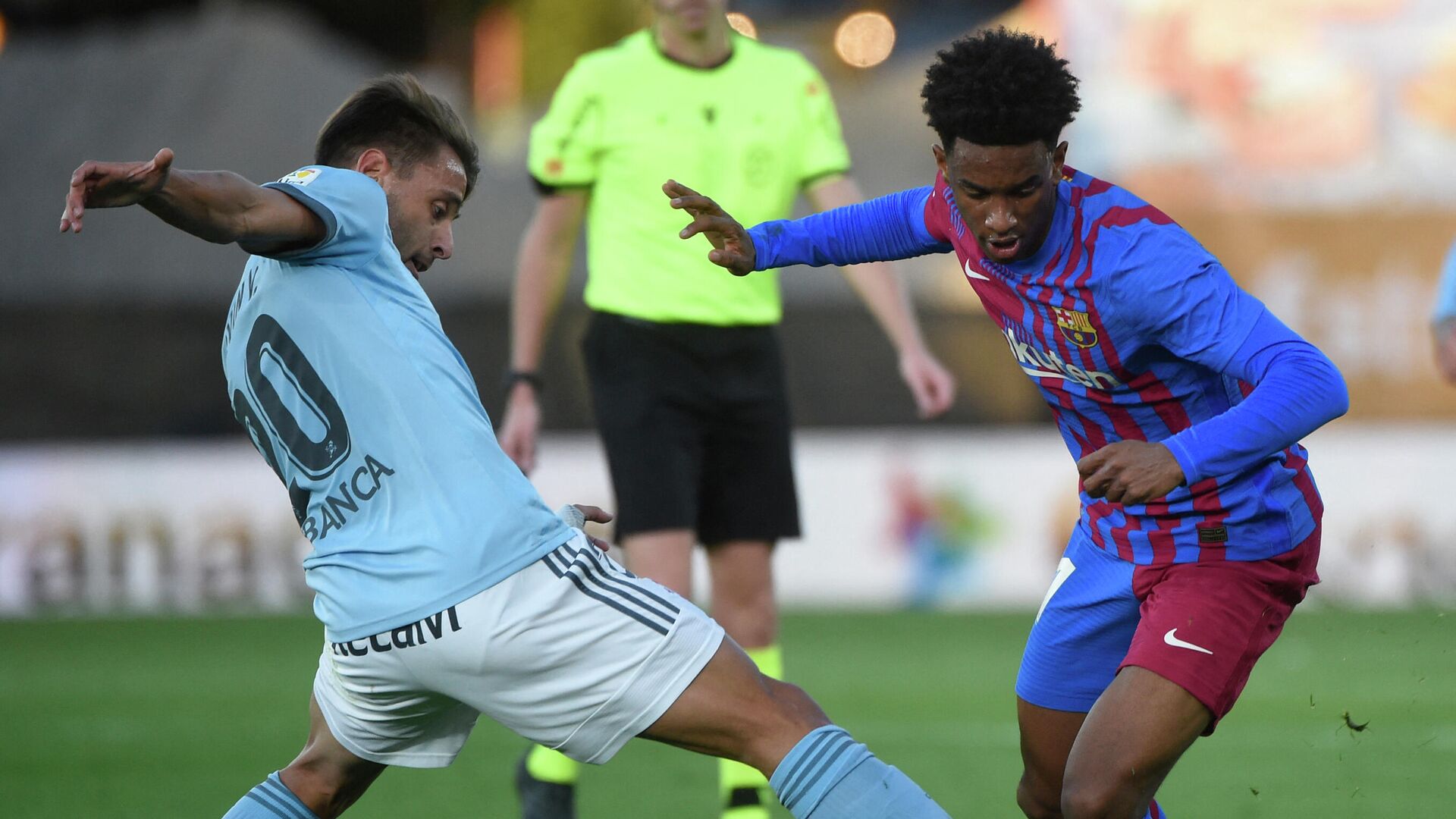 Celta Vigo's Spanish defender Kevin Vazquez  (L) vies with Barcelona's Spanish defender Alejandro Balde during the Spanish league football match between RC Celta de Vigo and FC Barcelona at the Balaidos stadium in Vigo on November 6, 2021. (Photo by MIGUEL RIOPA / AFP) - РИА Новости, 1920, 06.11.2021