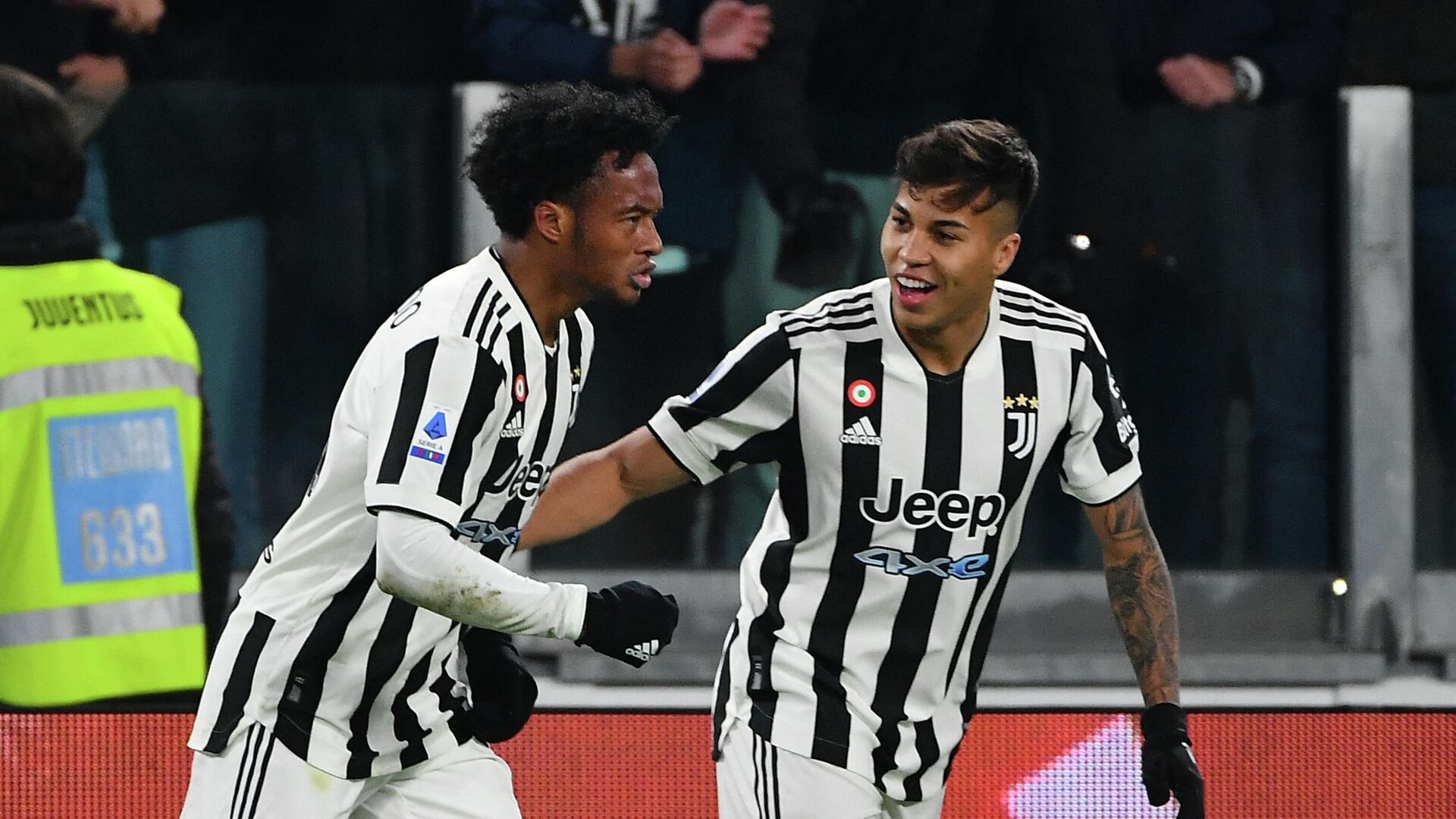 Juventus' Colombian midfielder Juan Cuadrado (L) celebrates with Juventus' Brazilian forward Kaio Jorge after scoring during the Italian Serie A football match between Juventus and Fiorentina on November 6, 2021 at the Juventus stadium in Turin. (Photo by Isabella BONOTTO / AFP) - РИА Новости, 1920, 06.11.2021