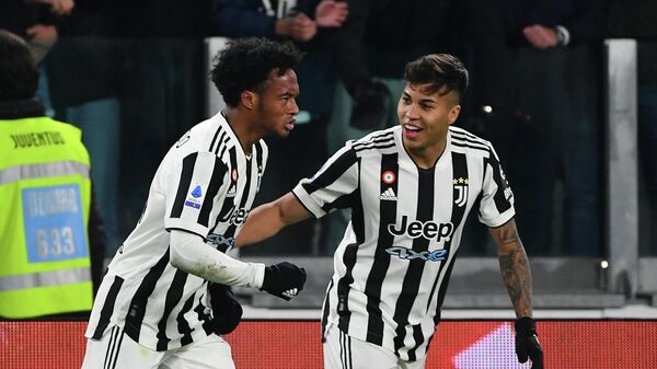 Juventus' Colombian midfielder Juan Cuadrado (L) celebrates with Juventus' Brazilian forward Kaio Jorge after scoring during the Italian Serie A football match between Juventus and Fiorentina on November 6, 2021 at the Juventus stadium in Turin. (Photo by Isabella BONOTTO / AFP)